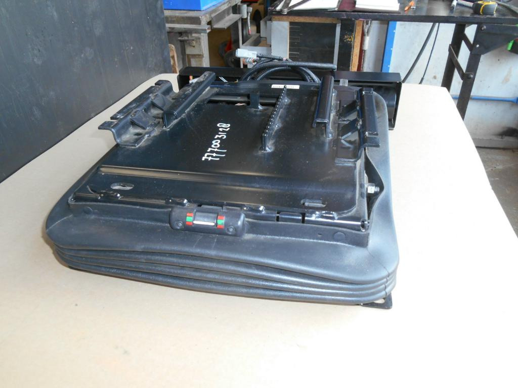 New Holland 73327303 - - Сиденье для Строительной техники: фото 2 New Holland 73327303 - - Сиденье для Строительной техники: фото 2