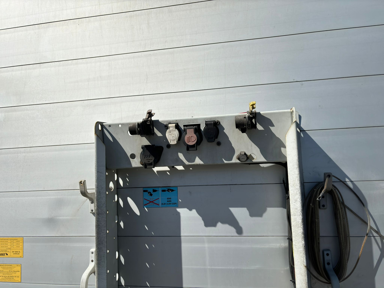 SCHMITZ SCS 24/L - Тентованный полуприцеп: фото 2 SCHMITZ SCS 24/L - Тентованный полуприцеп: фото 2