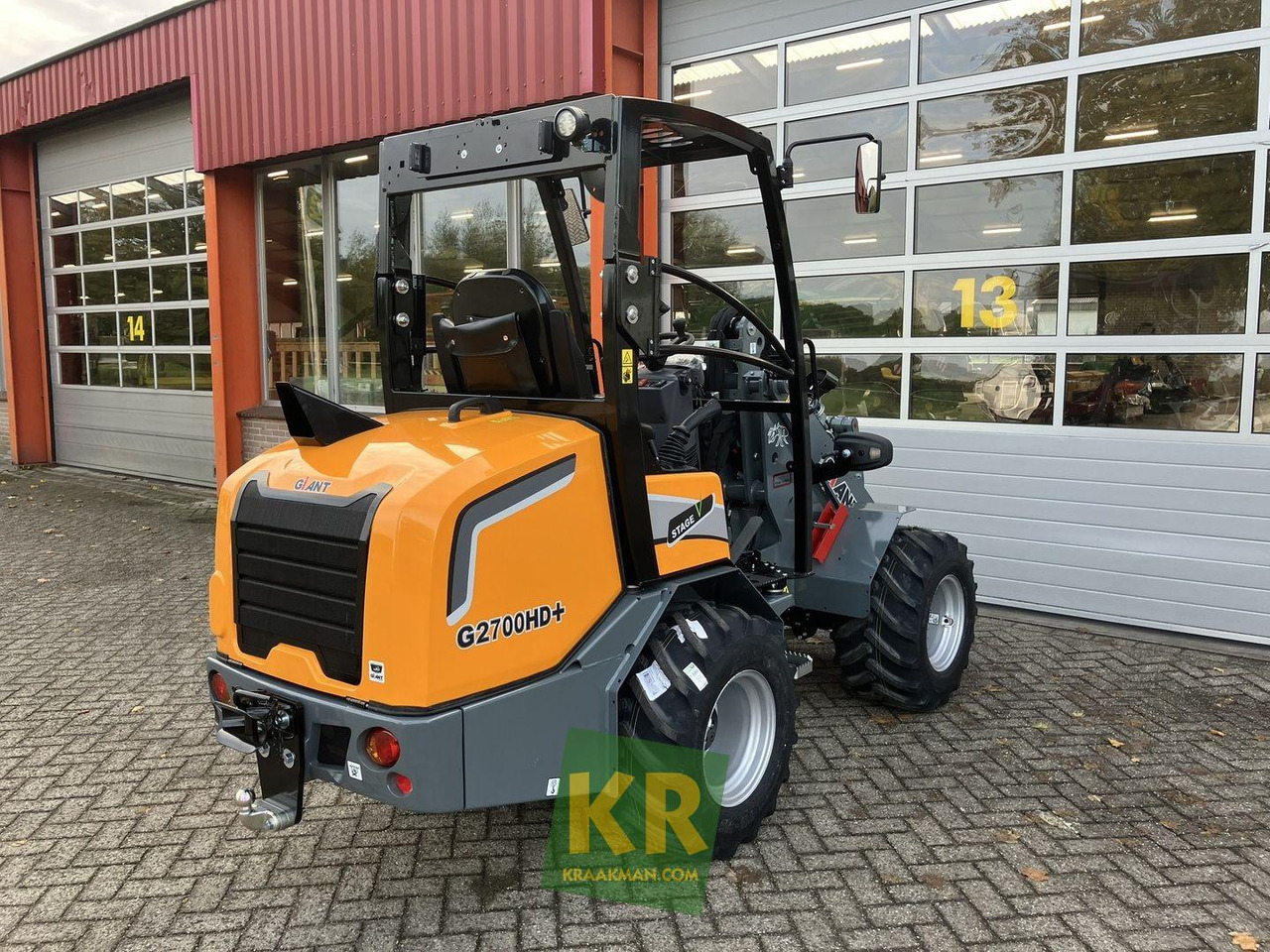 Giant G2700 HD+ - Компактный фронтальный погрузчик: фото 4 Giant G2700 HD+ - Компактный фронтальный погрузчик: фото 4