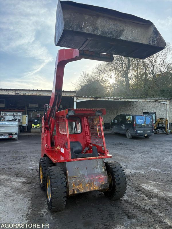 JCB 400 - Мини-погрузчик с бортовым поворотом: фото 3 JCB 400 - Мини-погрузчик с бортовым поворотом: фото 3