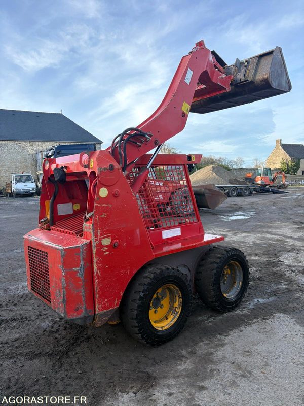 JCB 400 - Мини-погрузчик с бортовым поворотом: фото 4 JCB 400 - Мини-погрузчик с бортовым поворотом: фото 4