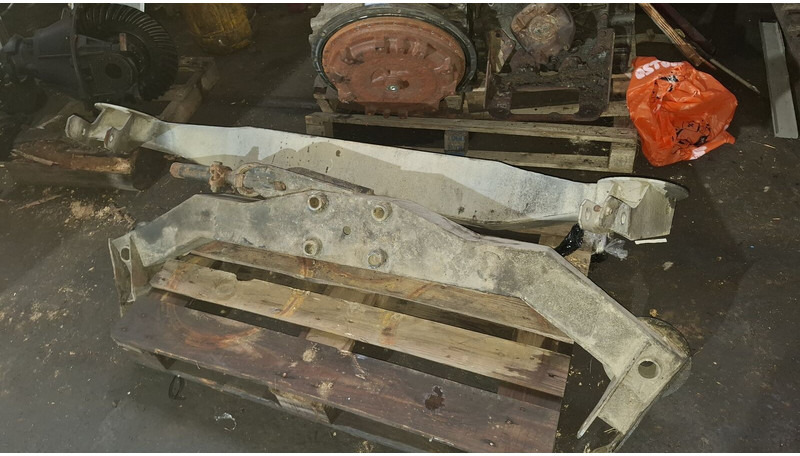 Volvo кронштейн заднего моста мерседес - Рессорная подвеска: фото 4 Volvo кронштейн заднего моста мерседес - Рессорная подвеска: фото 4