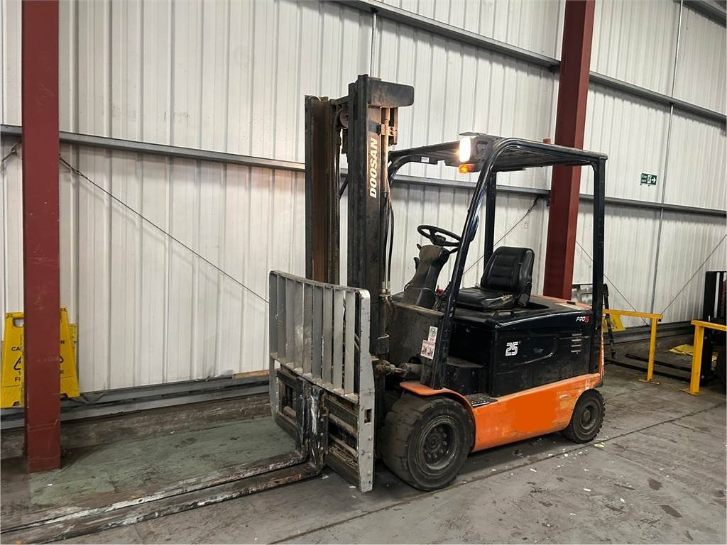 Doosan B25X-5 - Электропогрузчик: фото 2 Doosan B25X-5 - Электропогрузчик: фото 2