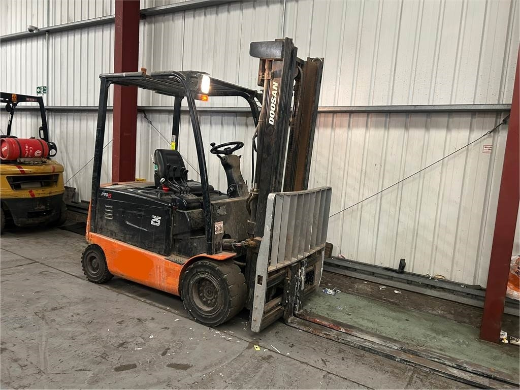 Doosan B25X-5 - Электропогрузчик: фото 4 Doosan B25X-5 - Электропогрузчик: фото 4