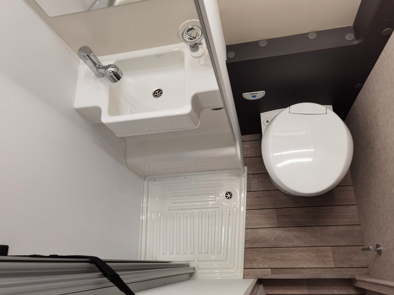 Альковный автодом Forster A 699 EB / - 2026 - / 165 PS - 8G / EINZELBETTEN: фото 23 Альковный автодом Forster A 699 EB / - 2026 - / 165 PS - 8G / EINZELBETTEN: фото 23