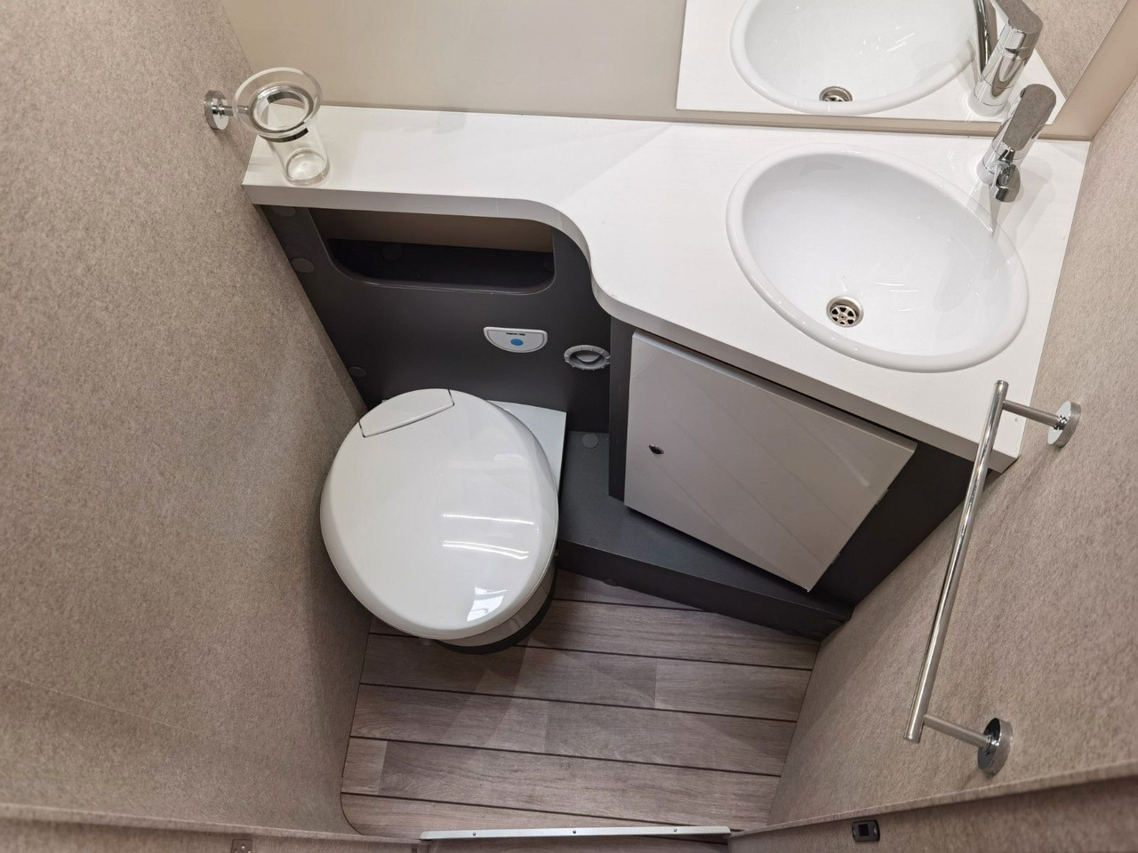 Полуинтегрированный автодом Forster T 745 EB / -2026-/ 140PS/ EINZELBETTEN & RAUMBAD: фото 23 Полуинтегрированный автодом Forster T 745 EB / -2026-/ 140PS/ EINZELBETTEN & RAUMBAD: фото 23