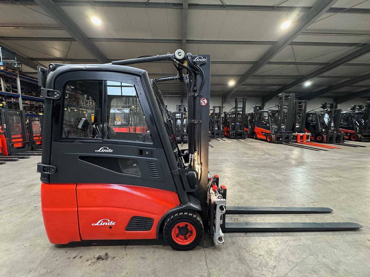 2013 SERVICE + UVV 12/2026 LINDE E16 1,600KG TRIPLEX CAB 3RD + 4TH VALVE FORK ADJUSTED ELECTRIC FORKLIFT 4,418 HOURS - Вилочный погрузчик: фото 5 2013 SERVICE + UVV 12/2026 LINDE E16 1,600KG TRIPLEX CAB 3RD + 4TH VALVE FORK ADJUSTED ELECTRIC FORKLIFT 4,418 HOURS - Вилочный погрузчик: фото 5