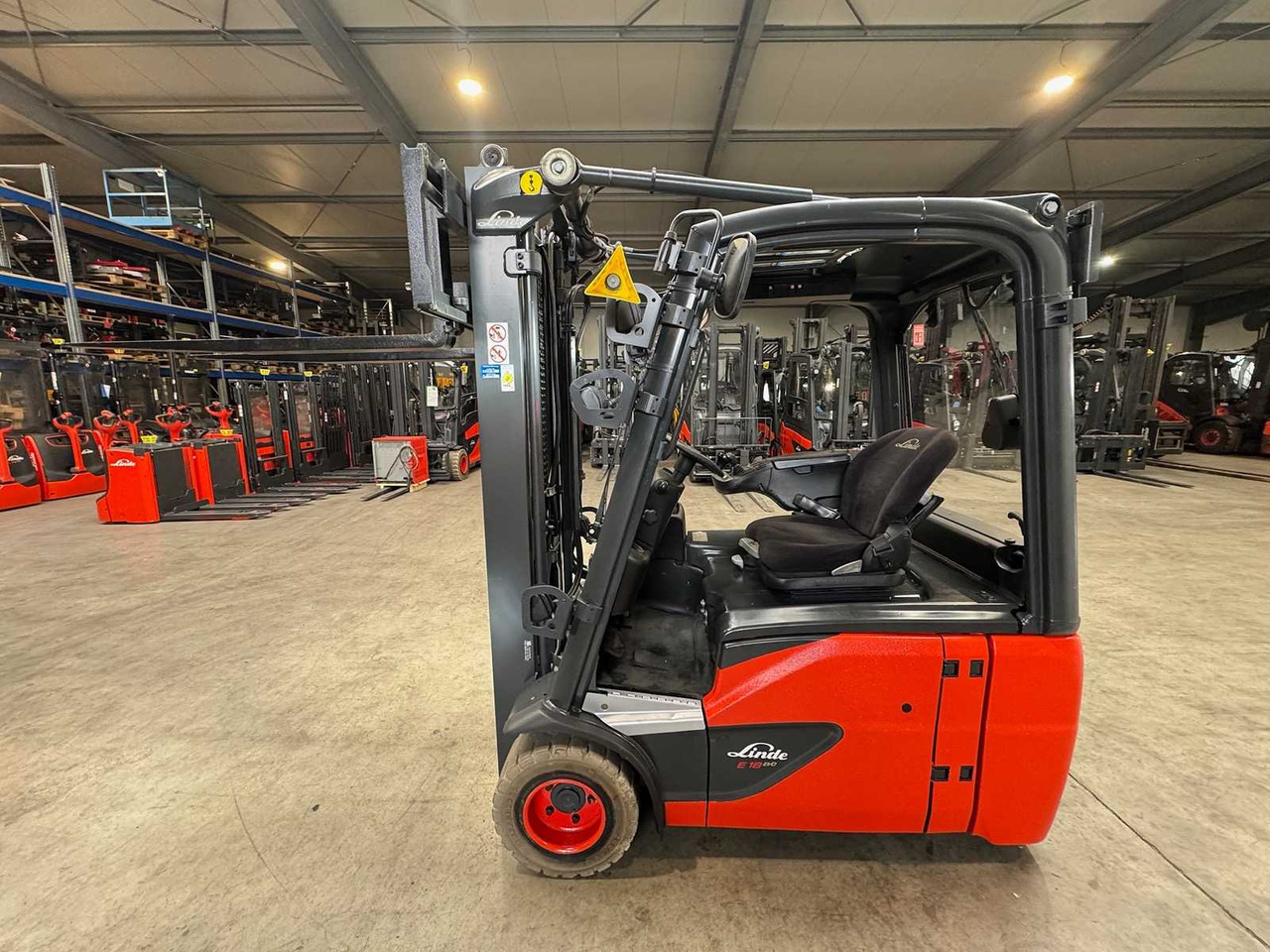 2018 SERVICE+UVV 10/2026 LINDE E18 EVO 1,800KG DUPLEX FREE LIFT ELECTRIC FORKLIFT 4,950 HOURS E20 - Вилочный погрузчик: фото 3 2018 SERVICE+UVV 10/2026 LINDE E18 EVO 1,800KG DUPLEX FREE LIFT ELECTRIC FORKLIFT 4,950 HOURS E20 - Вилочный погрузчик: фото 3