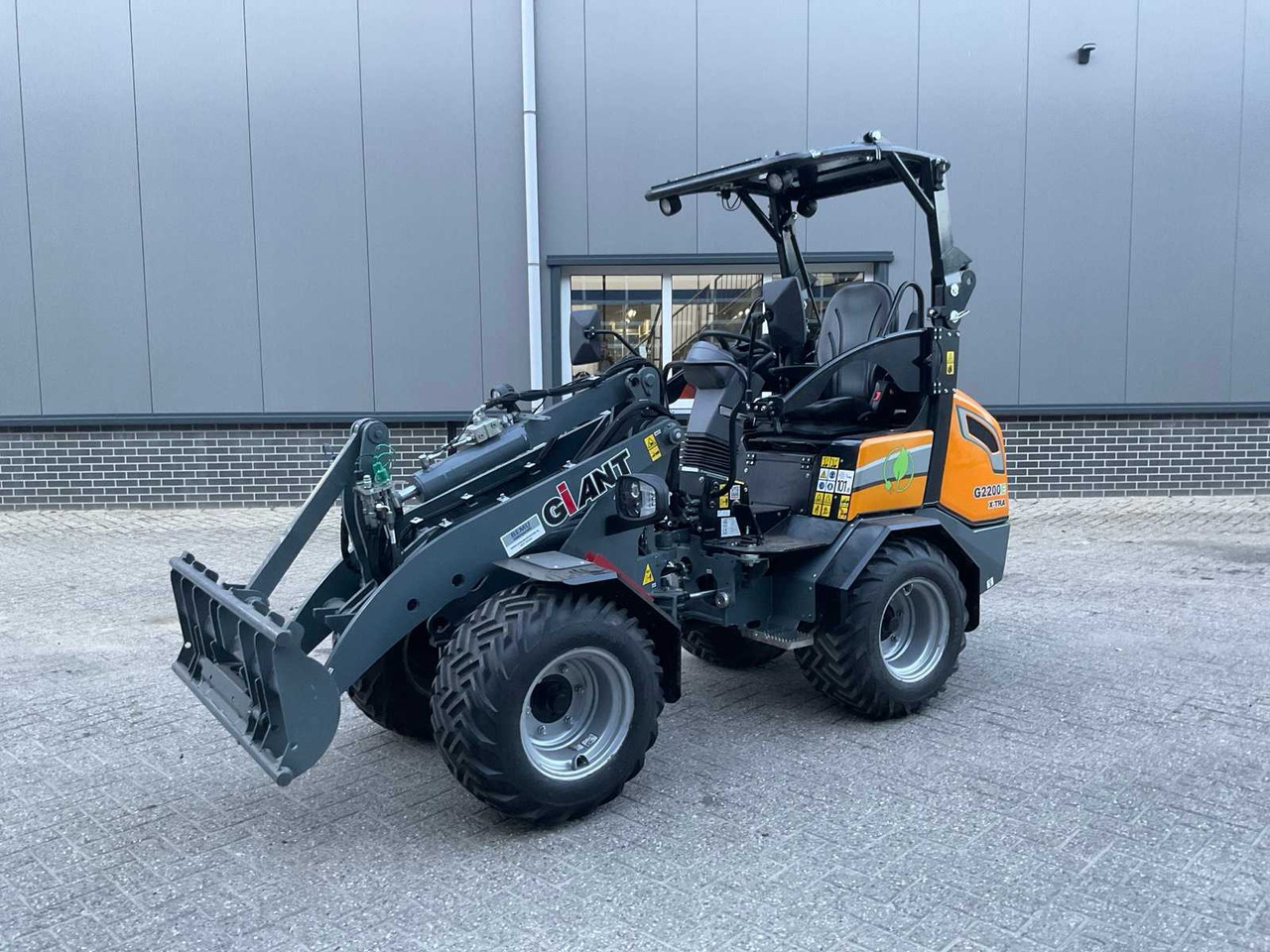 2022 GIANT G2200E X-TRA ELECTRIC MINI SHOVEL - Колёсный погрузчик: фото 1 2022 GIANT G2200E X-TRA ELECTRIC MINI SHOVEL - Колёсный погрузчик: фото 1