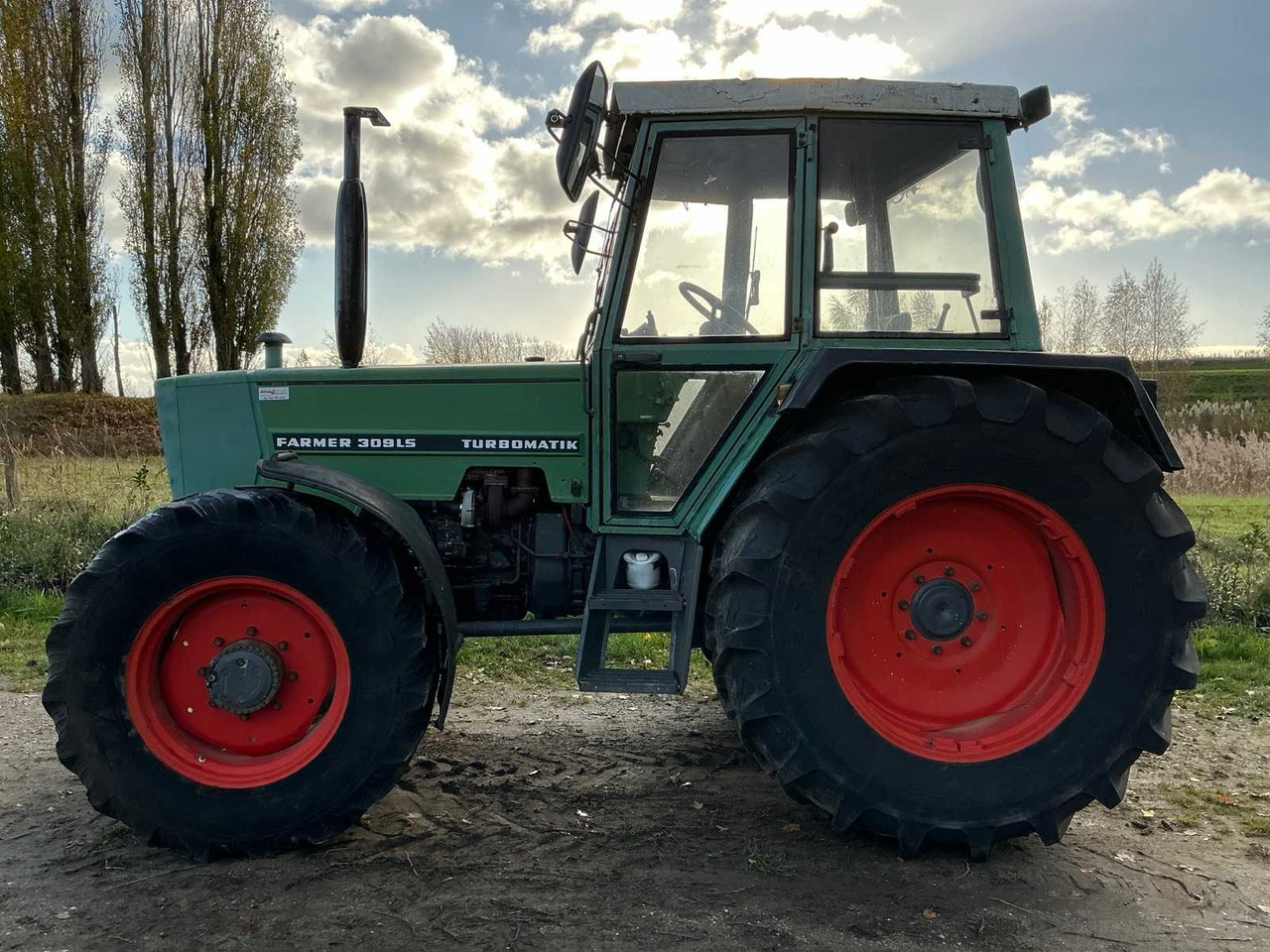 FENDT FARMER 309 LSA TURBOMATIK FOUR-WHEEL DRIVE AGRICULTURAL TRACTOR - Трактор: фото 2 FENDT FARMER 309 LSA TURBOMATIK FOUR-WHEEL DRIVE AGRICULTURAL TRACTOR - Трактор: фото 2