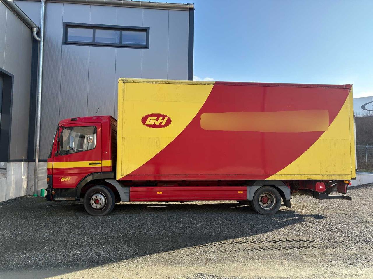 MERCEDES BENZ 970.01 - BOX TRUCK WITH LOADING BOARD (2002) - Грузовик: фото 1 MERCEDES BENZ 970.01 - BOX TRUCK WITH LOADING BOARD (2002) - Грузовик: фото 1