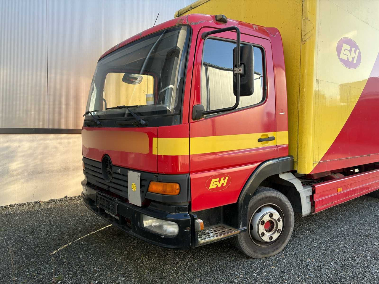 MERCEDES BENZ 970.01 - BOX TRUCK WITH LOADING BOARD (2002) - Грузовик: фото 3 MERCEDES BENZ 970.01 - BOX TRUCK WITH LOADING BOARD (2002) - Грузовик: фото 3