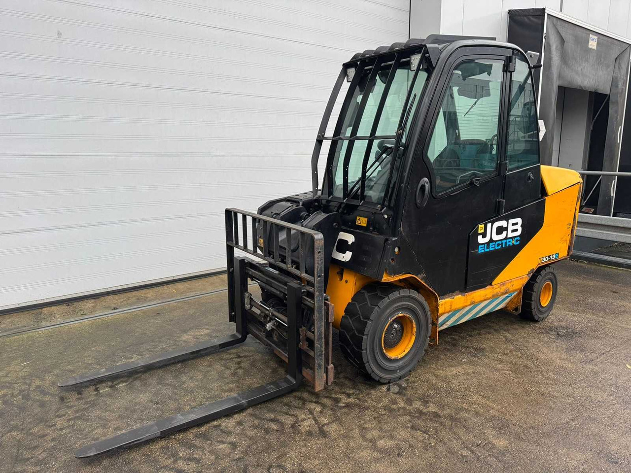 JCB - 2020 - TLT-30-E - FORK POSITIONER, SIDE-SHIFT - FORKLIFT - Вилочный погрузчик: фото 1 JCB - 2020 - TLT-30-E - FORK POSITIONER, SIDE-SHIFT - FORKLIFT - Вилочный погрузчик: фото 1