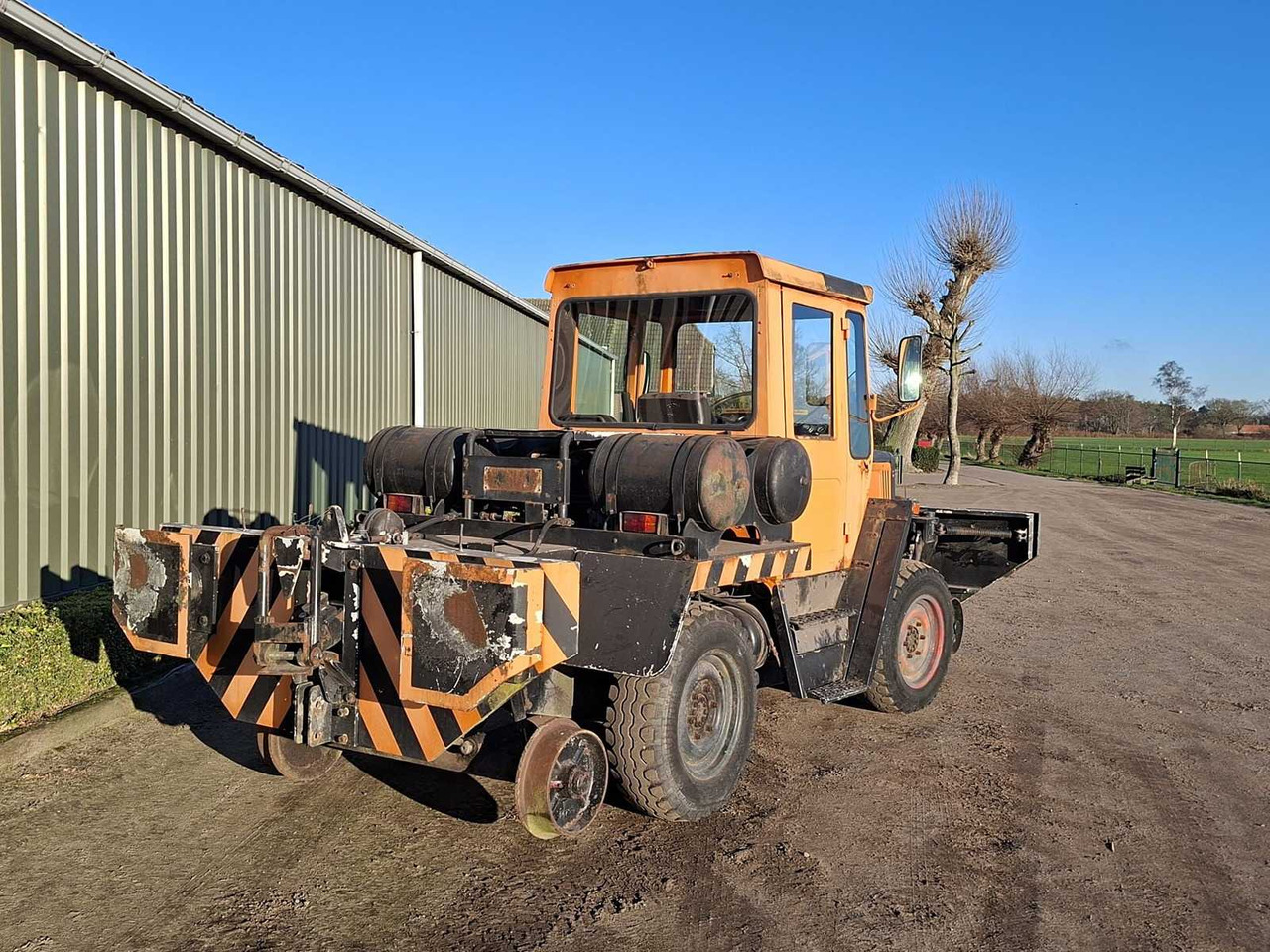 MERCEDES BENZ MB - 1990 - TRAC 700 TRACK - ALL-WHEEL DRIVE FARM TRACTOR - Трактор: фото 1 MERCEDES BENZ MB - 1990 - TRAC 700 TRACK - ALL-WHEEL DRIVE FARM TRACTOR - Трактор: фото 1