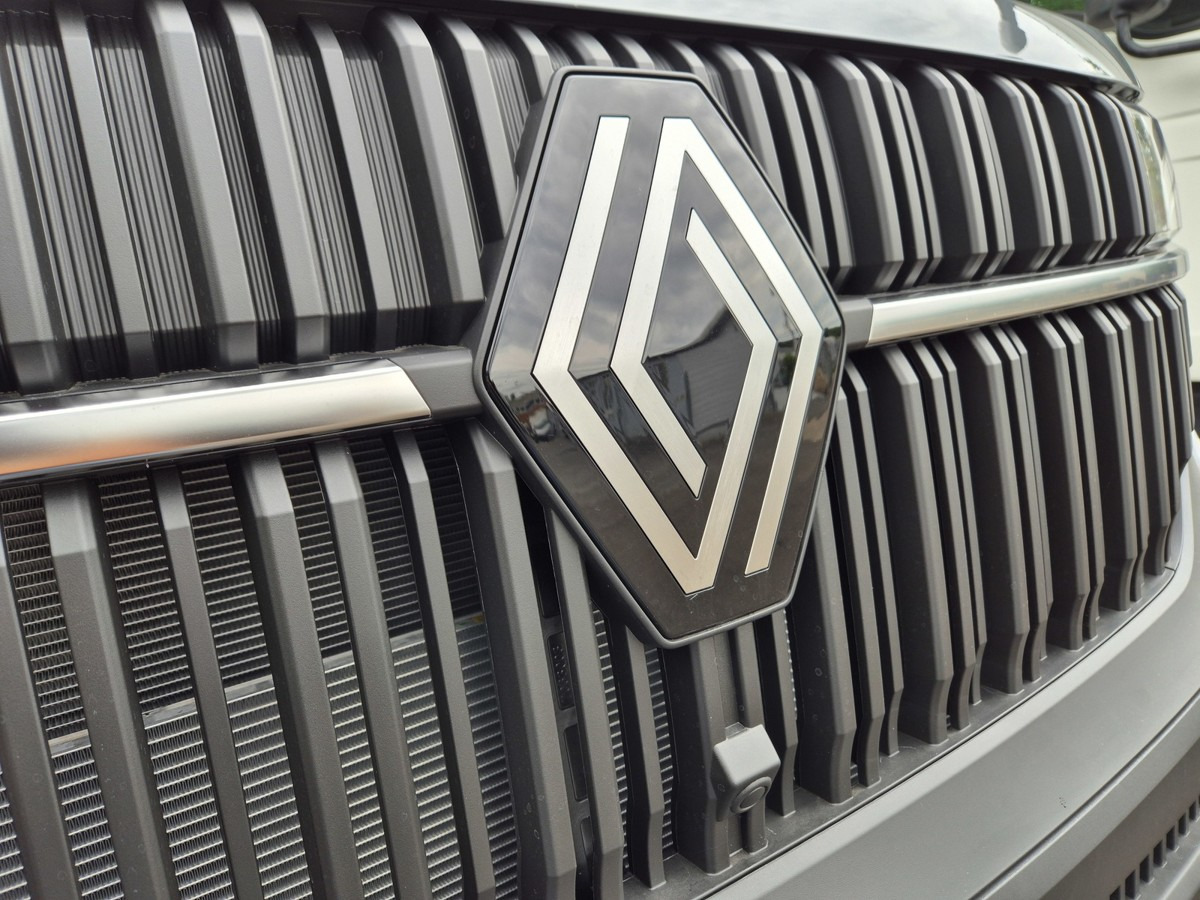 RENAULT Master L2H1 (neues Mod.) Alupritsche m. Kran - Малотоннажный бортовой грузовик: фото 2 RENAULT Master L2H1 (neues Mod.) Alupritsche m. Kran - Малотоннажный бортовой грузовик: фото 2