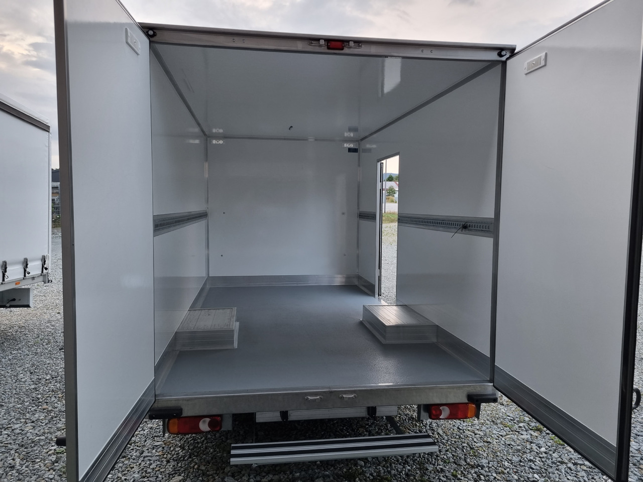 Renault Master 170 Koffer Platform Tiefrahmen - Фургон с закрытым кузовом: фото 4 Renault Master 170 Koffer Platform Tiefrahmen - Фургон с закрытым кузовом: фото 4
