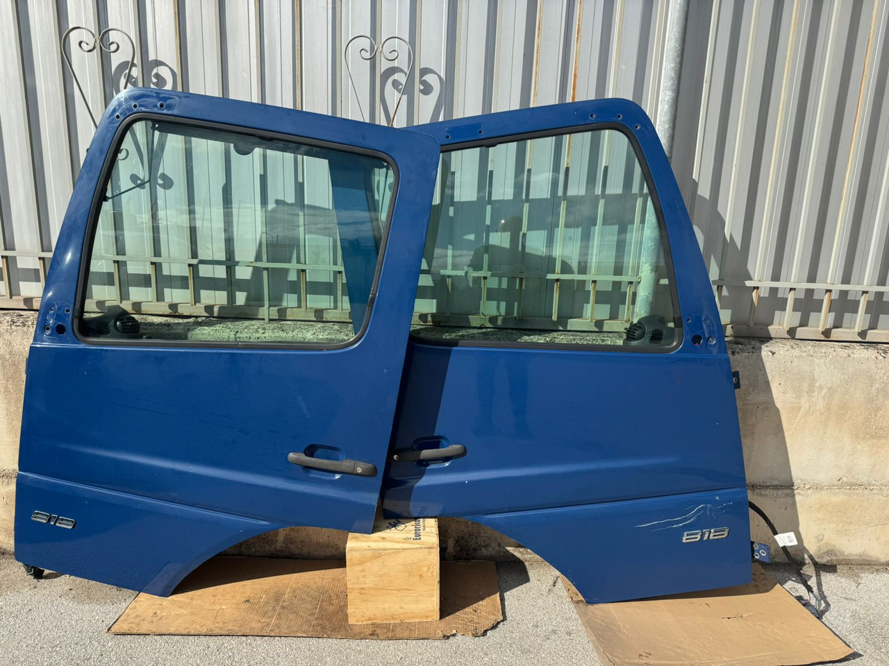 DOOR MERCEDES ATEGO 4 (LEFT AND RIGHT) - Кабина и интерьер: фото 1 DOOR MERCEDES ATEGO 4 (LEFT AND RIGHT) - Кабина и интерьер: фото 1