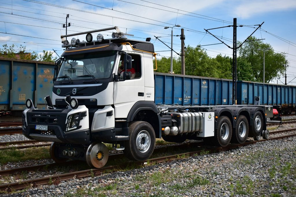 Volvo NEW FMX 8x4 RAIL ROAD SCHIENEN TWO WAY - Грузовик-контейнеровоз/ Сменный кузов, Автоманипулятор: фото 4 Volvo NEW FMX 8x4 RAIL ROAD SCHIENEN TWO WAY - Грузовик-контейнеровоз/ Сменный кузов, Автоманипулятор: фото 4