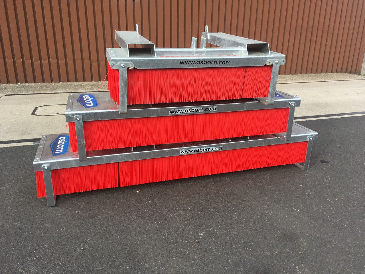 Osborn Broomate Megamate APR-300 - Фронтальный погрузчик для трактора: фото 1 Osborn Broomate Megamate APR-300 - Фронтальный погрузчик для трактора: фото 1