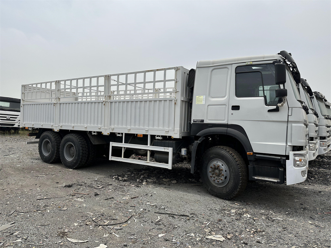 SINOTRUK HOWO 371hp fence truck - Грузовик для перевозки животных: фото 1 SINOTRUK HOWO 371hp fence truck - Грузовик для перевозки животных: фото 1