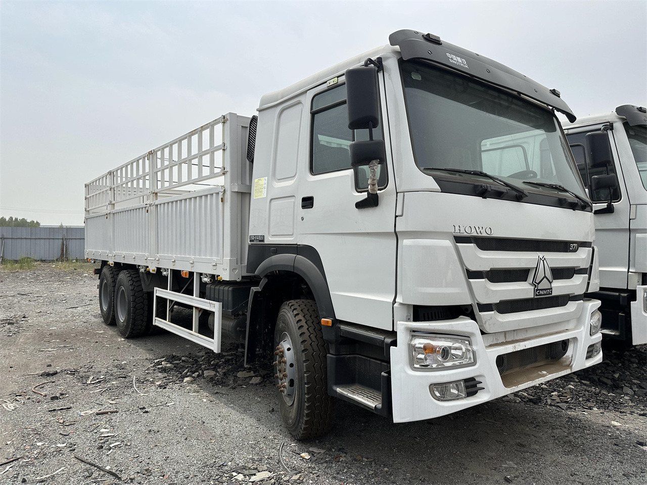 SINOTRUK HOWO 371hp fence truck - Грузовик для перевозки животных: фото 2 SINOTRUK HOWO 371hp fence truck - Грузовик для перевозки животных: фото 2