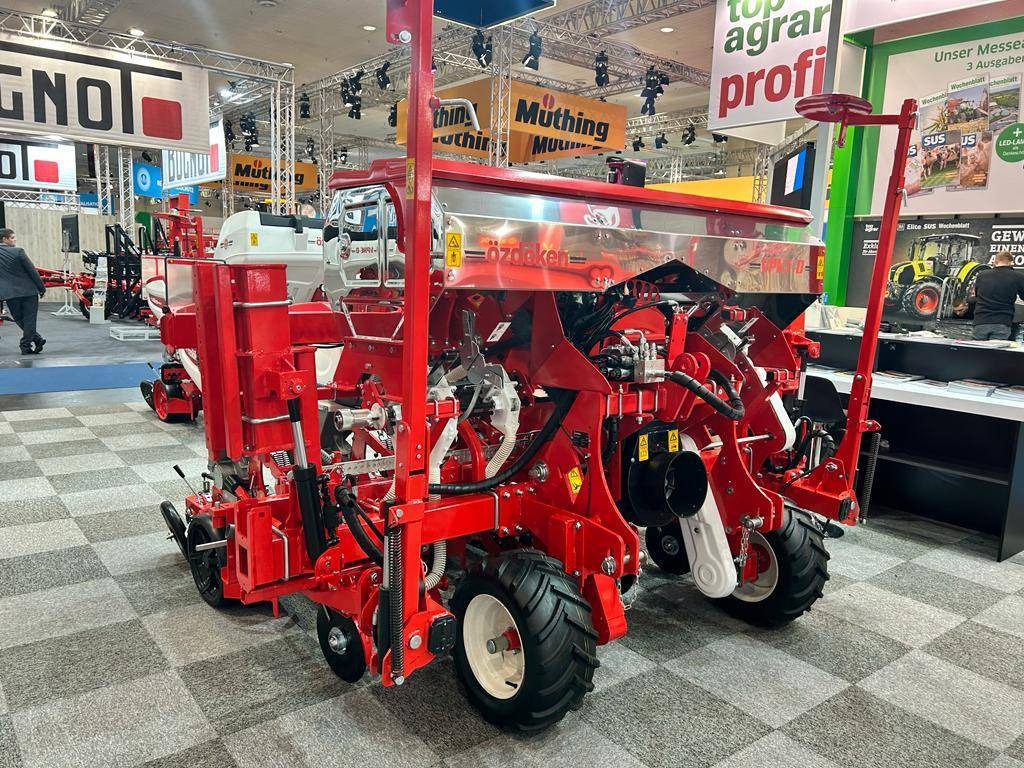 Six-row pneumatic precision seeder with depth fertilization Ozdoken VPKT-DG6 - Сеялка точного высева: фото 1 Six-row pneumatic precision seeder with depth fertilization Ozdoken VPKT-DG6 - Сеялка точного высева: фото 1