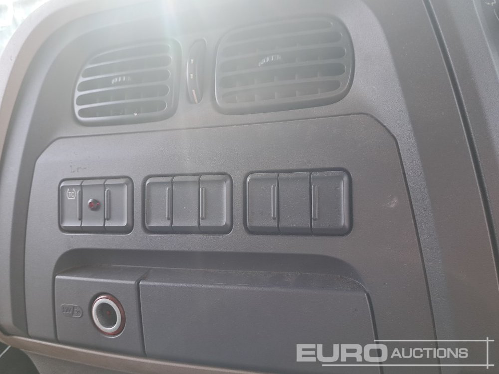 Грузовик с закрытым кузовом 2020 DAF LF180: фото 36