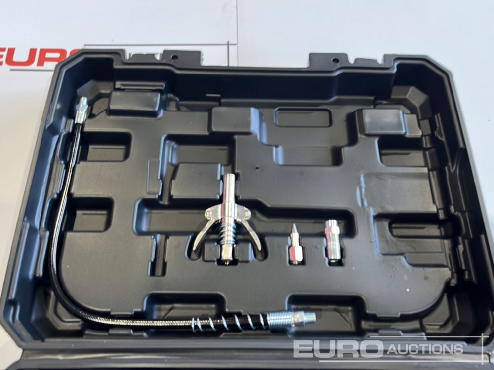 Unused Boss 21 Volt Lithium Battery Cordless Grease Gun, 2 Batteries, Charger, Case, Shoulder Strap, Extension Pieces and Fittings - Оборудование для гаражей/ Мастерских: фото 4 Unused Boss 21 Volt Lithium Battery Cordless Grease Gun, 2 Batteries, Charger, Case, Shoulder Strap, Extension Pieces and Fittings - Оборудование для гаражей/ Мастерских: фото 4