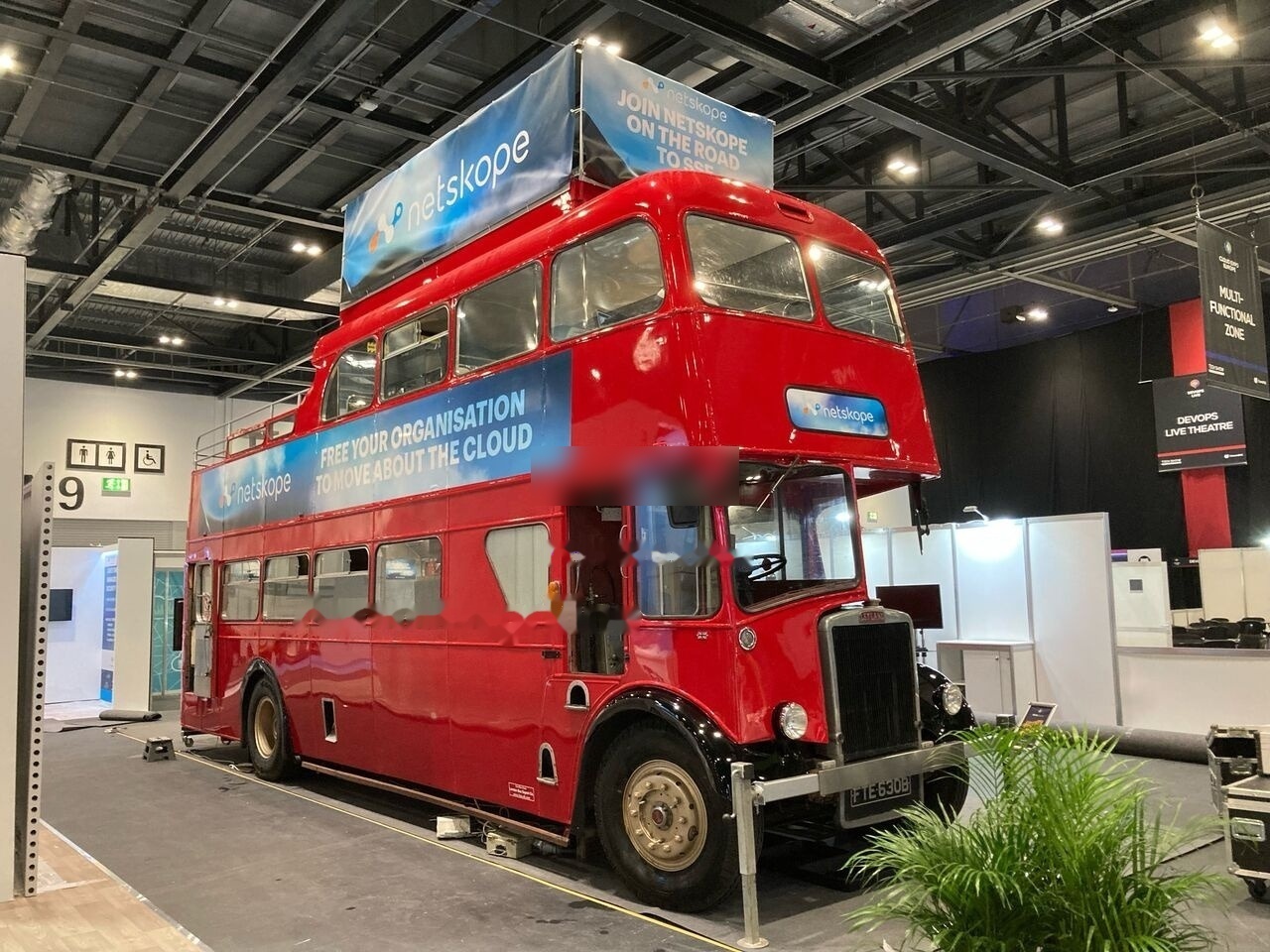 Leyland PD3 British Triple-Decker Bus Promotional Exhibition - Двухэтажный автобус: фото 1 Leyland PD3 British Triple-Decker Bus Promotional Exhibition - Двухэтажный автобус: фото 1