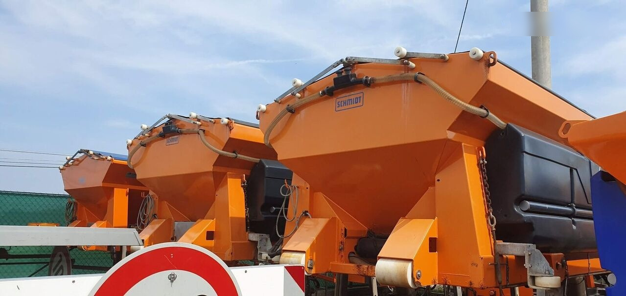 Schmidt Solarko piaskarka SCHMIDT STRATOS 5m3 20 - Разбрасыватель песка/ Соли для Коммунальной и специальной техники: фото 2 Schmidt Solarko piaskarka SCHMIDT STRATOS 5m3 20 - Разбрасыватель песка/ Соли для Коммунальной и специальной техники: фото 2