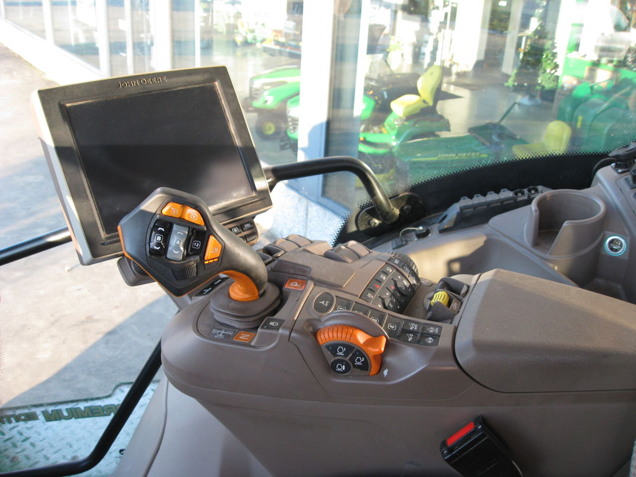 Трактор John Deere 6250R: фото 7