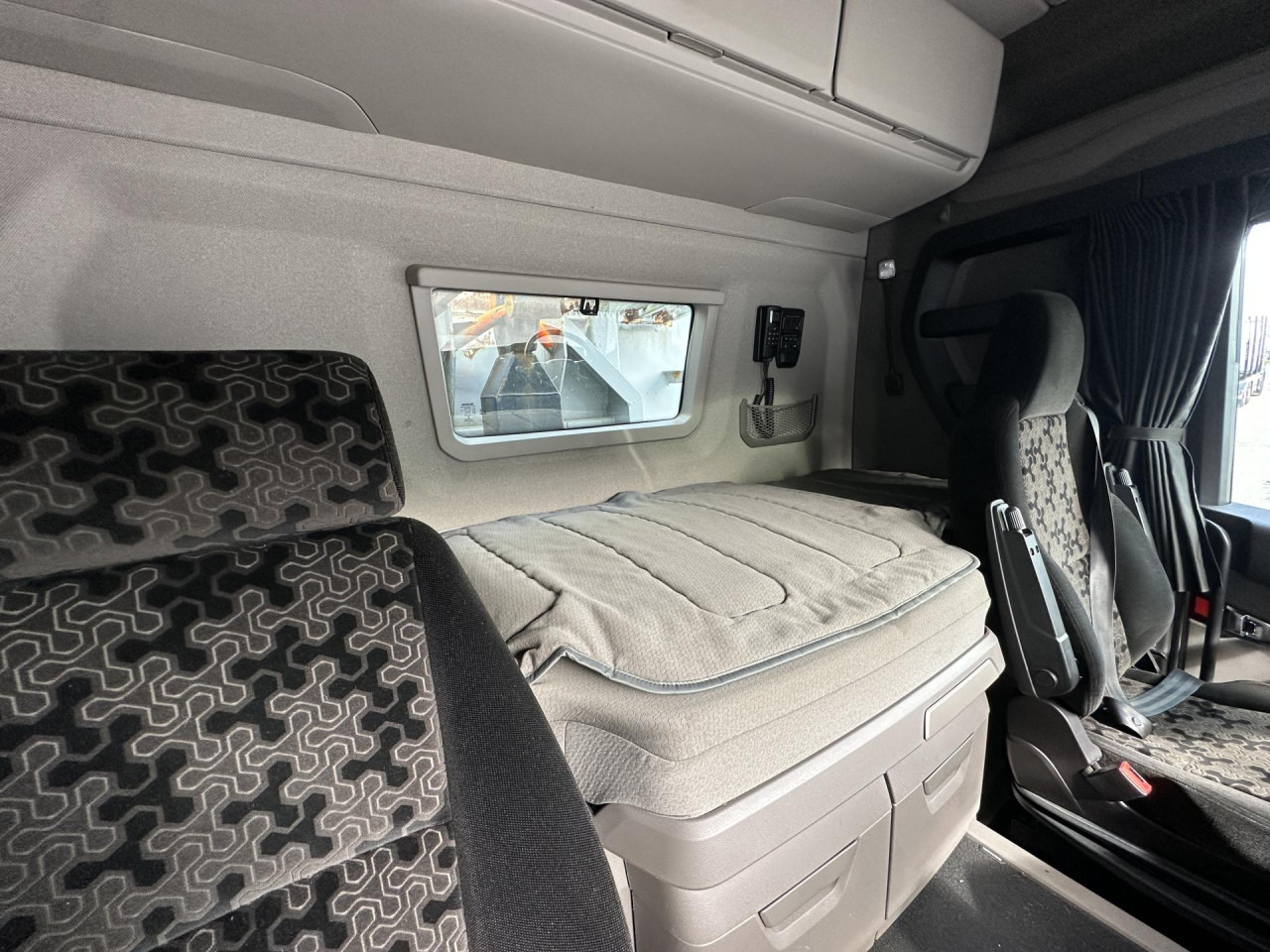 SCANIA R 450 B6x4HA - Грузовик-контейнеровоз/ Сменный кузов: фото 4 SCANIA R 450 B6x4HA - Грузовик-контейнеровоз/ Сменный кузов: фото 4