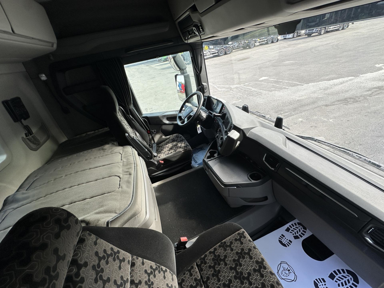 SCANIA R 450 B6x4HA - Грузовик-контейнеровоз/ Сменный кузов: фото 2 SCANIA R 450 B6x4HA - Грузовик-контейнеровоз/ Сменный кузов: фото 2