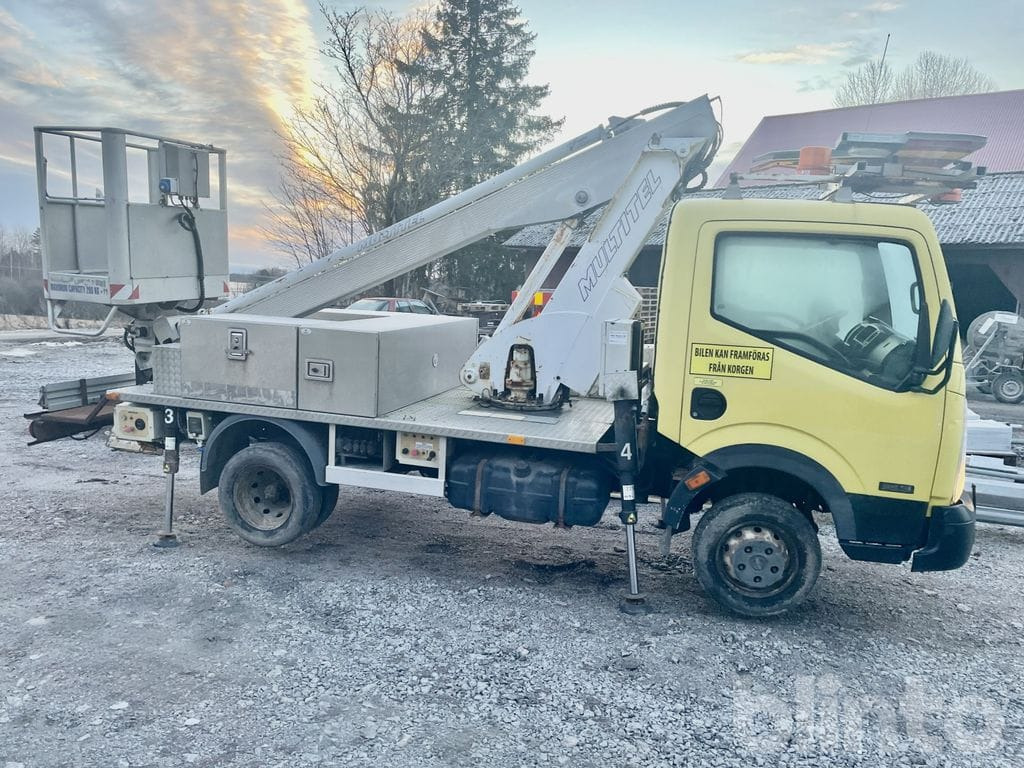 NISSAN F24 - Грузовик с подъемником: фото 1 NISSAN F24 - Грузовик с подъемником: фото 1