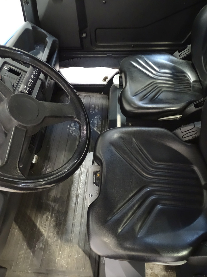 Linde P250 - Складской тягач: фото 3 Linde P250 - Складской тягач: фото 3