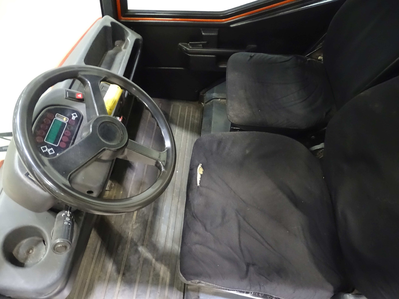 Linde P250 - Складской тягач: фото 3 Linde P250 - Складской тягач: фото 3