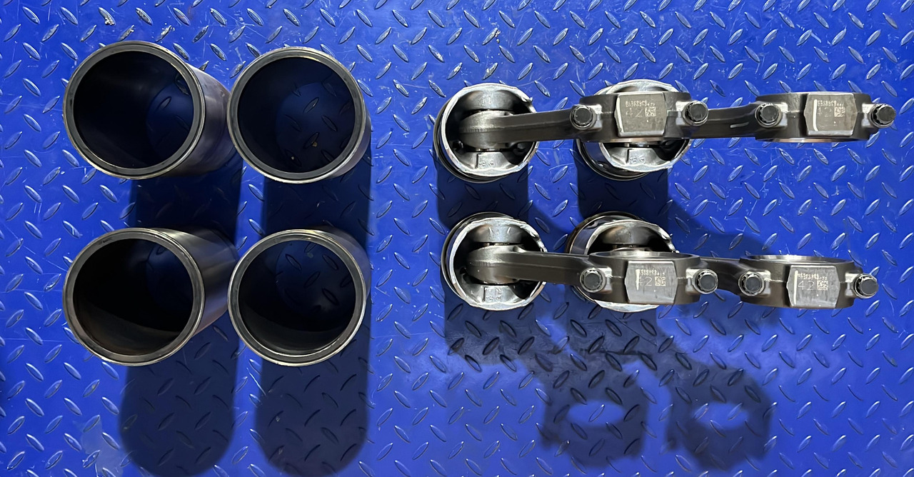 John Deere SET PISTON SI CAMASA JOHN DEERE RE500608 - Двигатель и запчасти: фото 1 John Deere SET PISTON SI CAMASA JOHN DEERE RE500608 - Двигатель и запчасти: фото 1