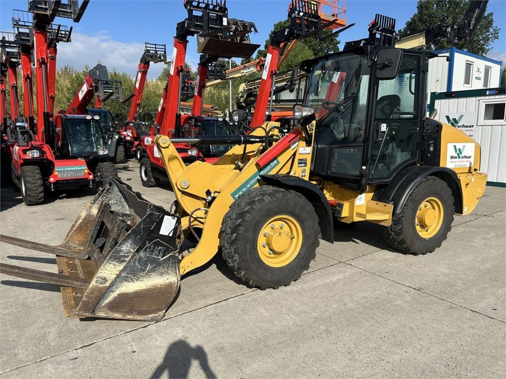 CAT 906 (9145) - Компактный фронтальный погрузчик: фото 2 CAT 906 (9145) - Компактный фронтальный погрузчик: фото 2