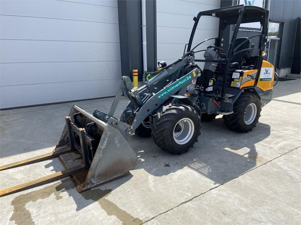 GiANT G2700 Xtra HD (6436) - Компактный фронтальный погрузчик: фото 2 GiANT G2700 Xtra HD (6436) - Компактный фронтальный погрузчик: фото 2